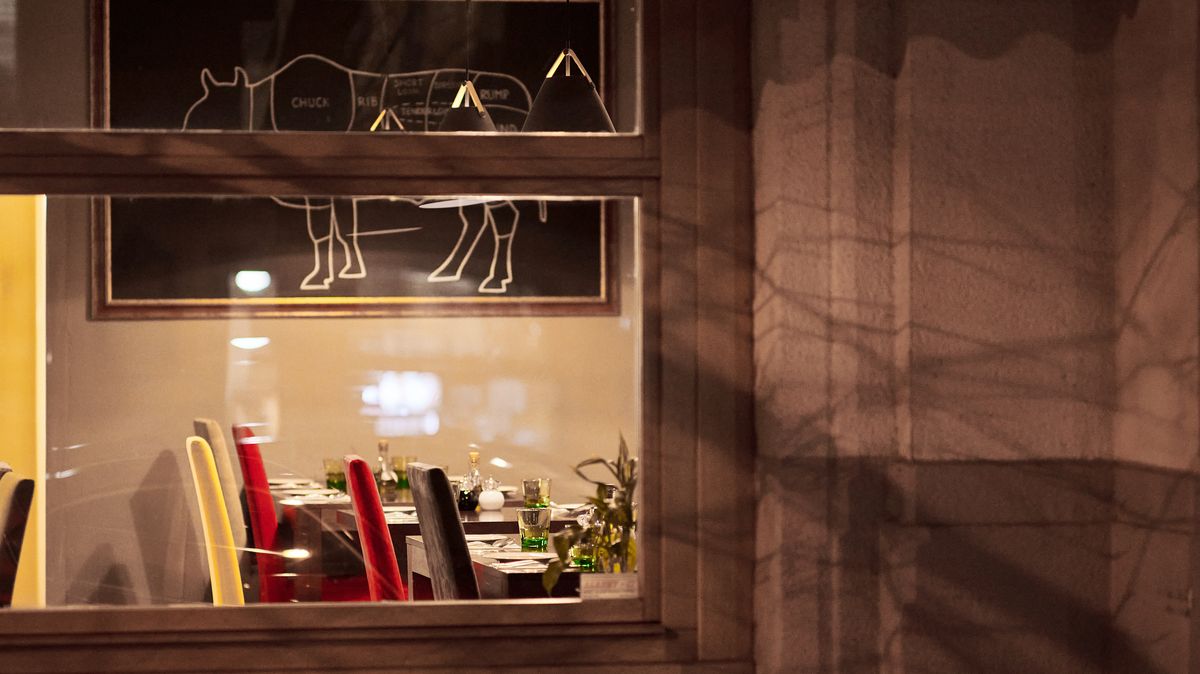 Opuštěné stoly a prázdné židle: tak vypadají zavřené pražské restaurace